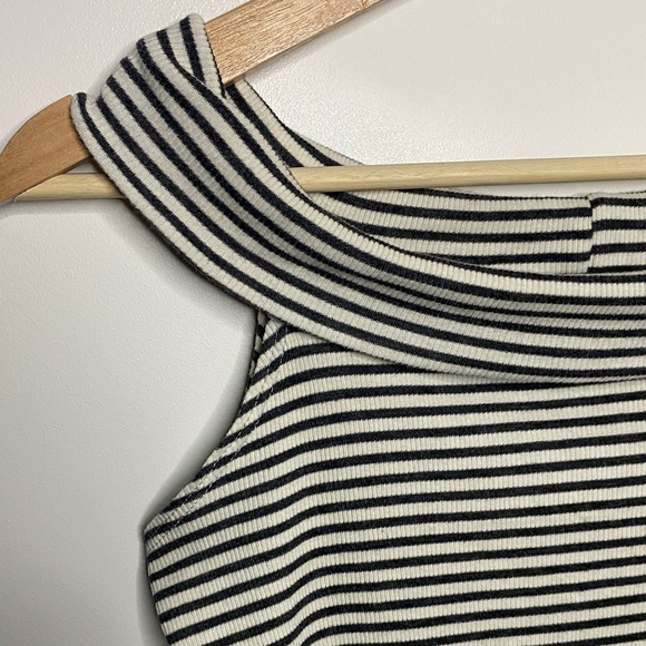 Off The Shoulder Cropped Top - Picture 2 of 2